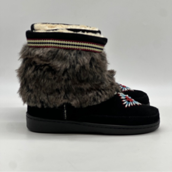 Minnetonka Mukluk Faux Fur Beaded Boots. Size 8